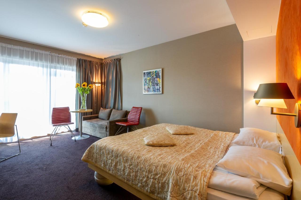 Niebieski Art Hotel & Spa Krakow Dış mekan fotoğraf A typical hotel room