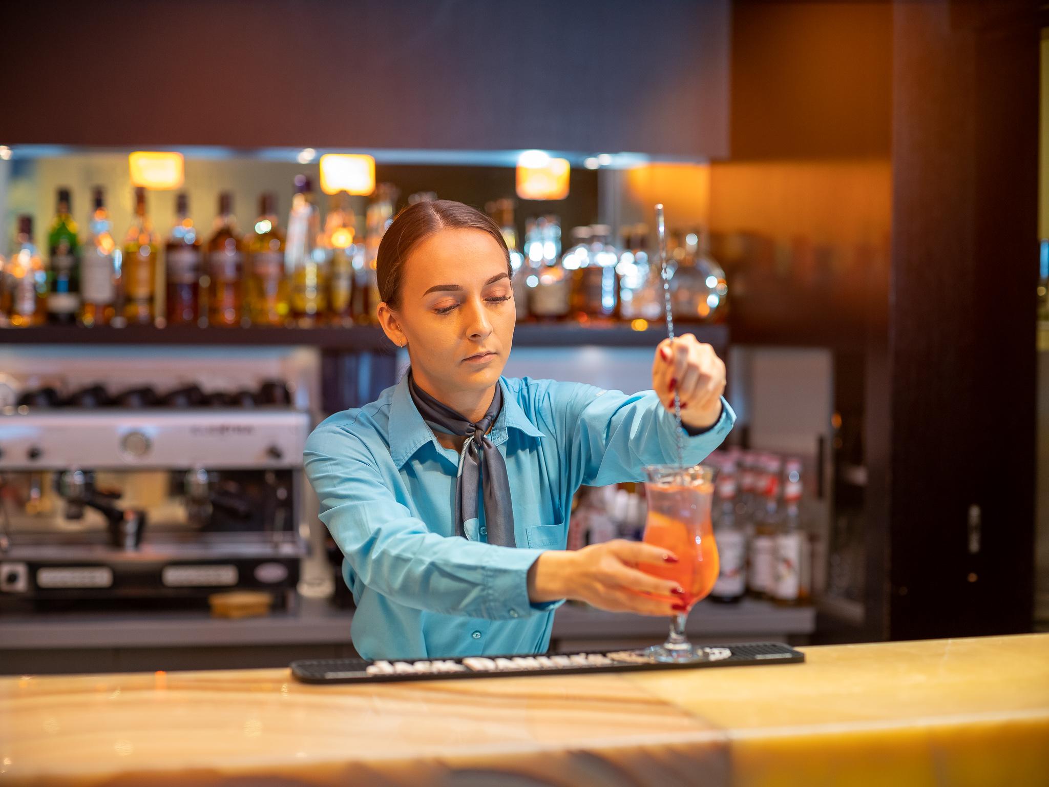 Niebieski Art Hotel & Spa Krakow Dış mekan fotoğraf A bartender at work
