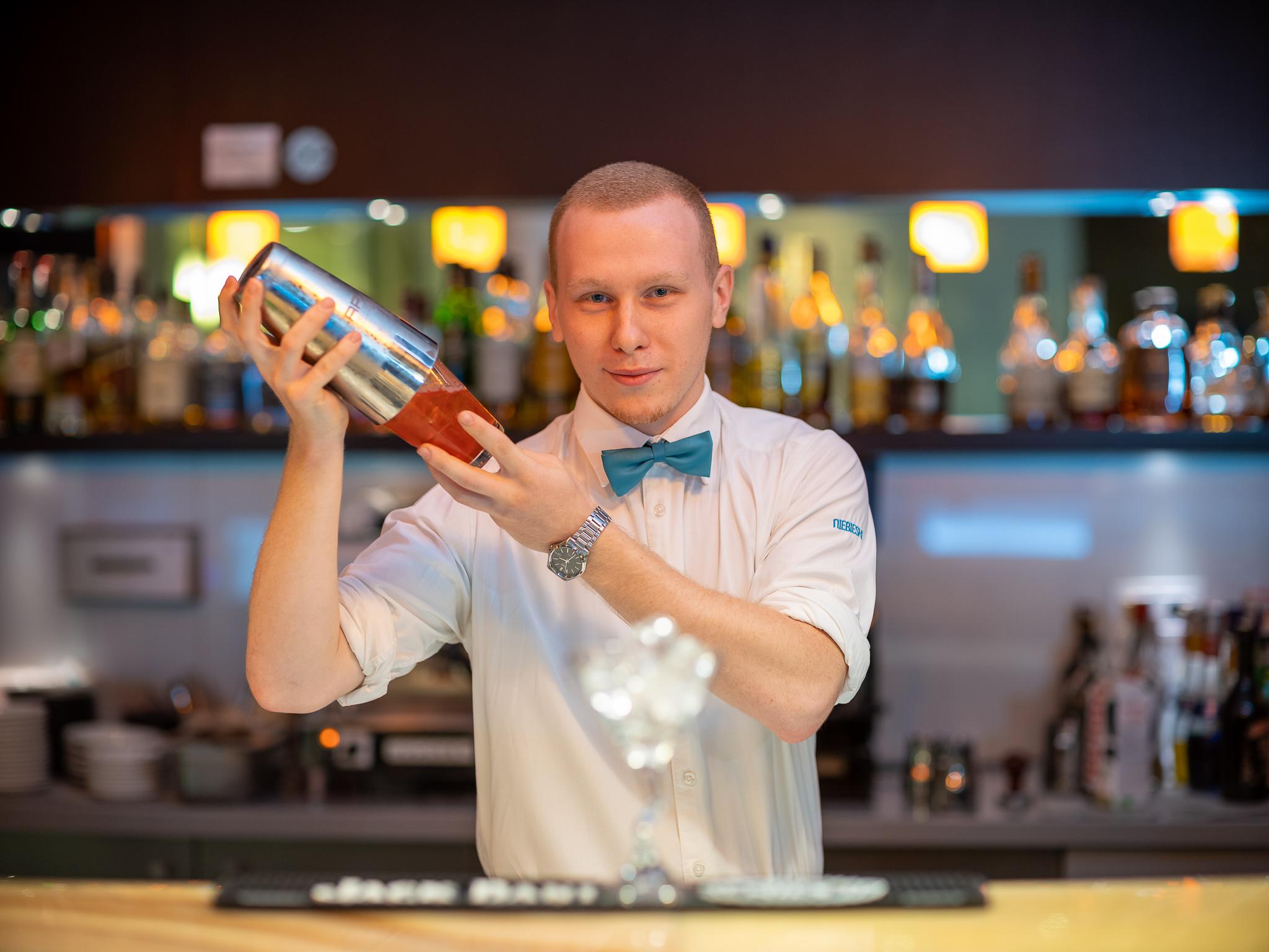 Niebieski Art Hotel & Spa Krakow Dış mekan fotoğraf A bartender shaking a cocktail