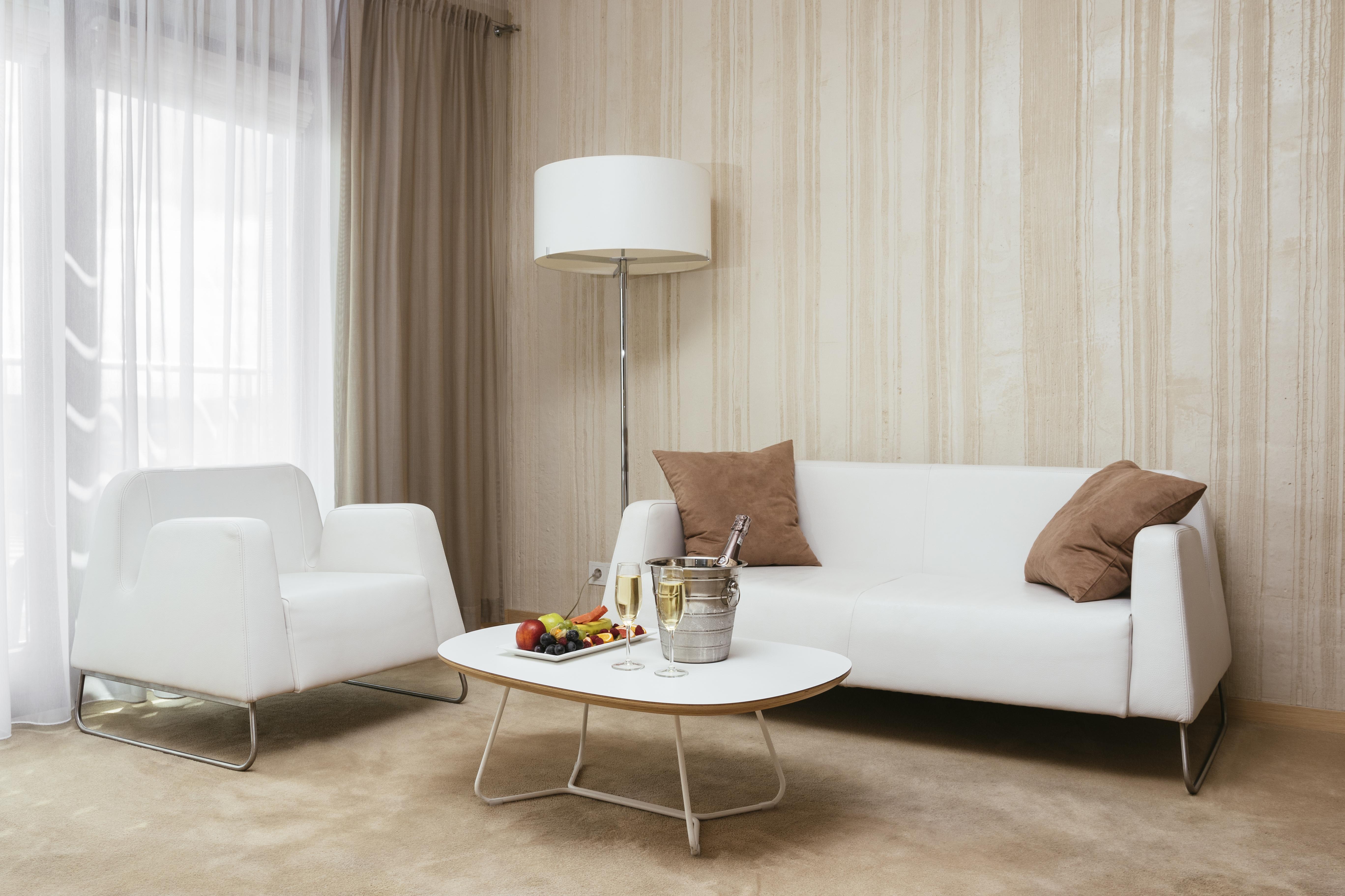 Niebieski Art Hotel & Spa Krakow Dış mekan fotoğraf A living room with a sofa
