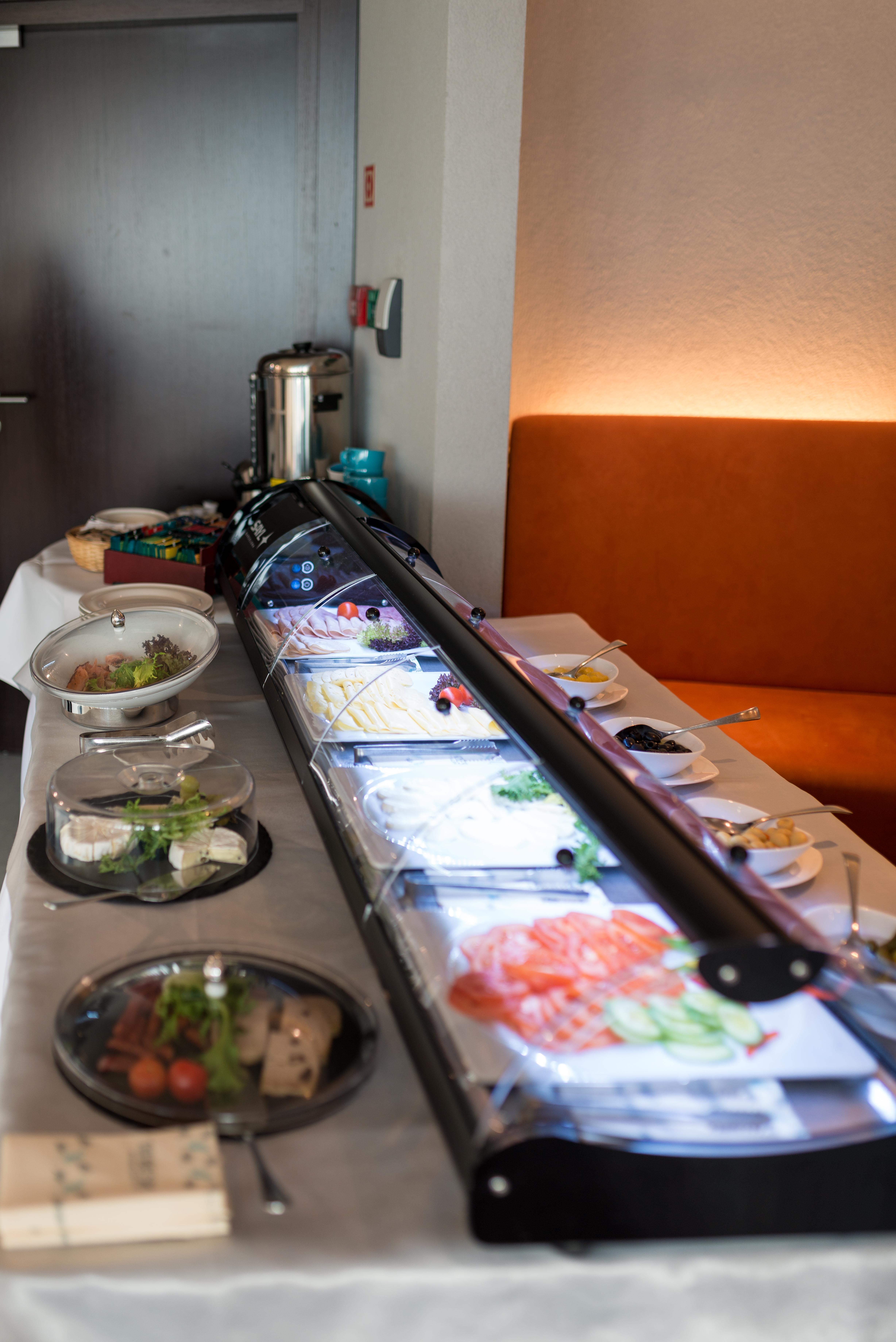 Niebieski Art Hotel & Spa Krakow Dış mekan fotoğraf A conveyor belt sushi restaurant in Germany