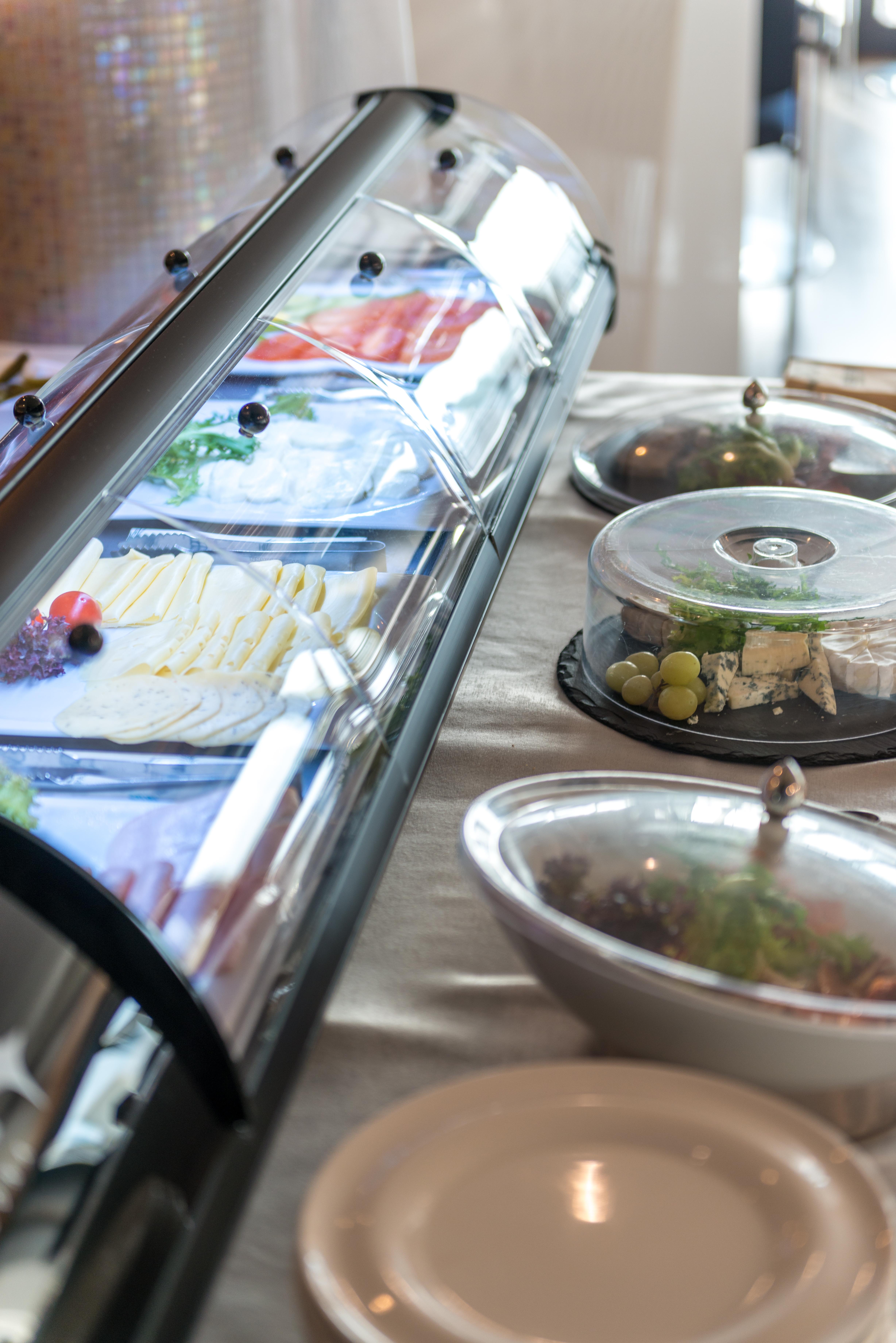 Niebieski Art Hotel & Spa Krakow Dış mekan fotoğraf A display case with food
