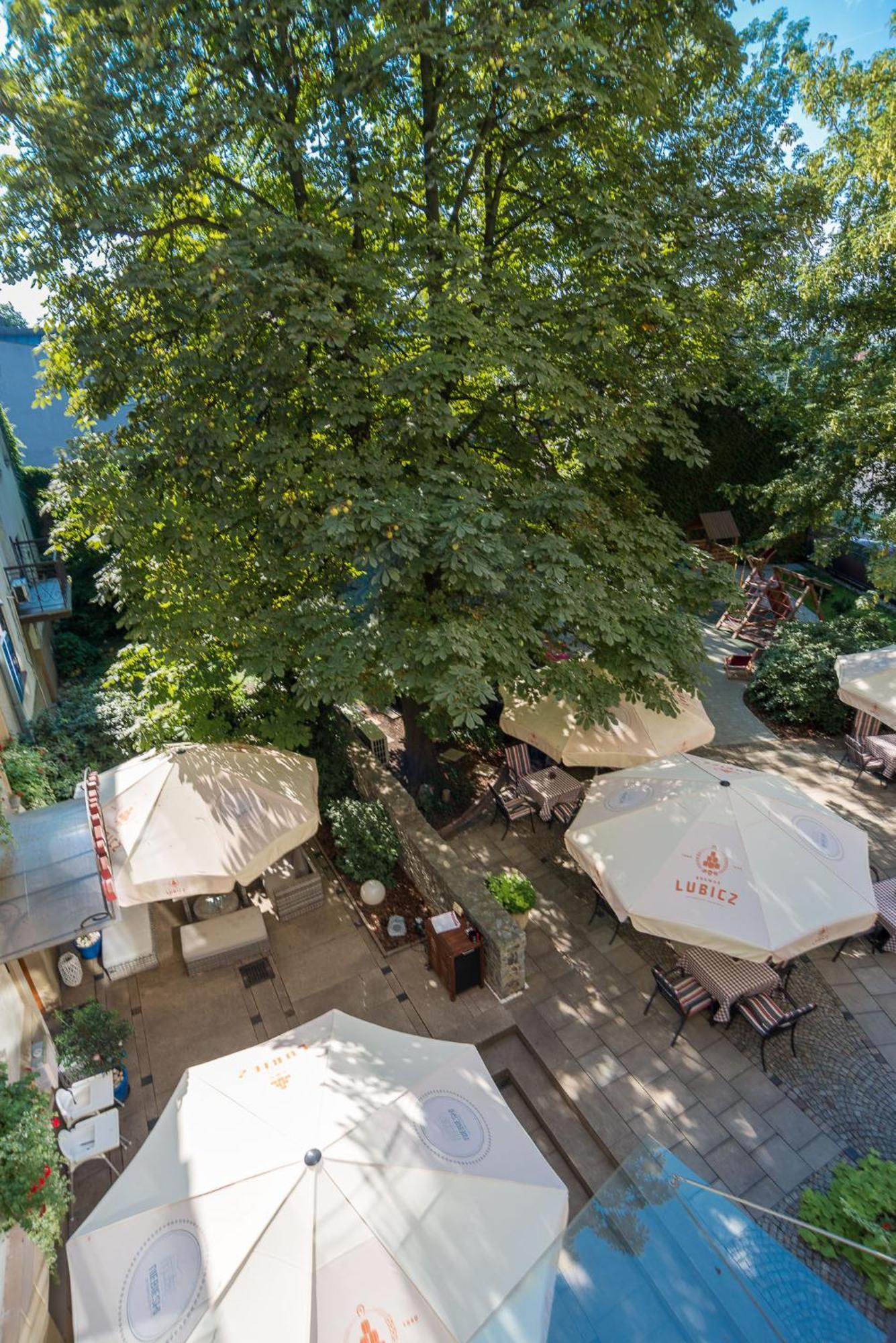Niebieski Art Hotel & Spa Krakow Dış mekan fotoğraf The courtyard of the Lubicz Palace