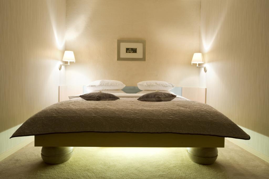 Niebieski Art Hotel & Spa Krakow Oda fotoğraf A modern bedroom