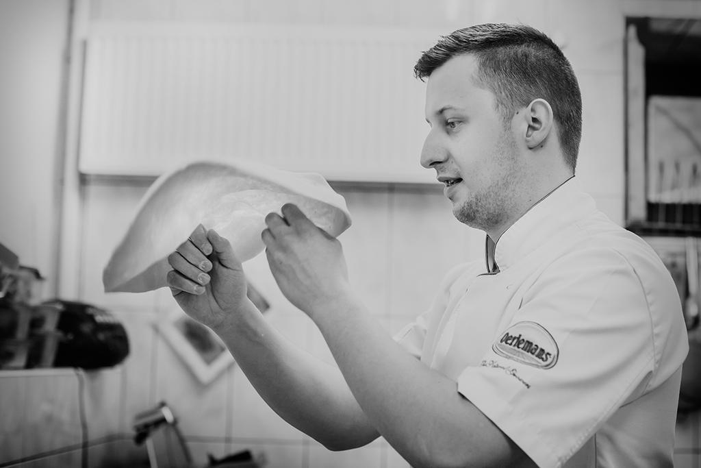 Niebieski Art Hotel & Spa Krakow Dış mekan fotoğraf A chef preparing a pizza
