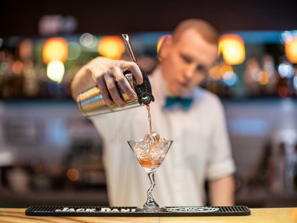 Niebieski Art Hotel & Spa Krakow Dış mekan fotoğraf Bartender pouring a cocktail